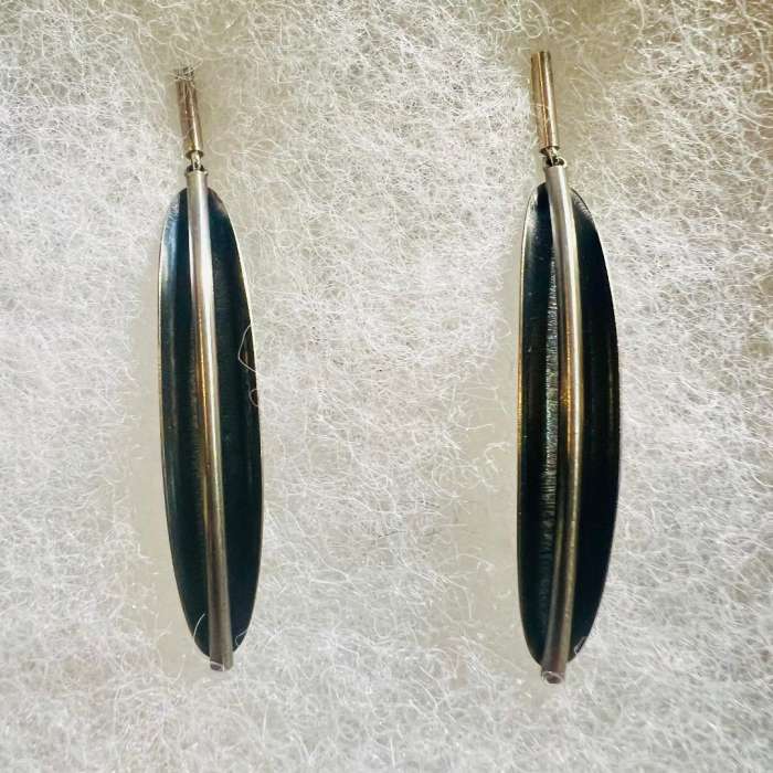 black leaf type earring